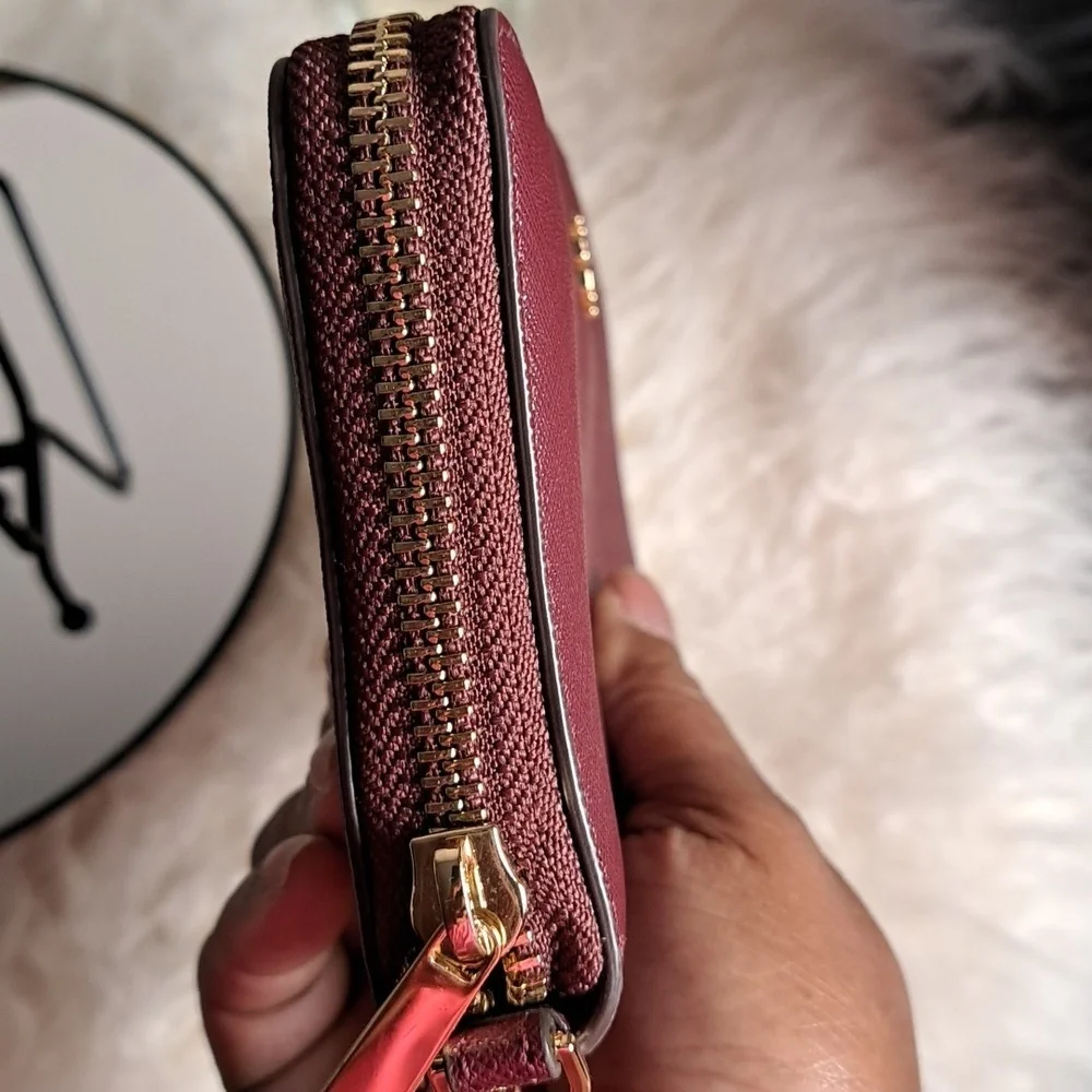 Tory Burch NWOTs Emerson Wristlet Zip Continental